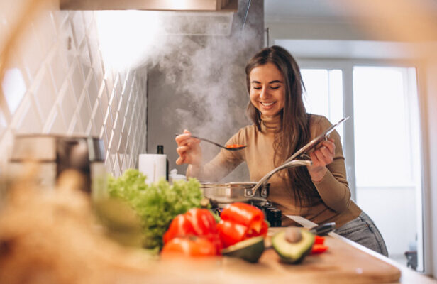 Mujer utiliza brandy para cocinar en reducciones y cocciones