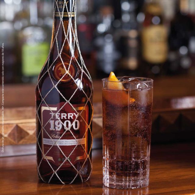 Saborea un combinado inspirado en la mezcla clásica: las notas dulces de Terry 1900 se equilibran de forma perfecta con la cola y el amargo de la Angostura, reforzando así los matices aromáticos del brandy.

Ingredientes:
- 50ml Terry 1900
- 150ml Refresco de cola
- 1 gota de Angostura
- Rodaja de naranja para decorar

Sirve en un vaso alto con hielo, ¡y listo!

#Terry #TerryCentenario #Terry1900 #Brandy #Spirit #Café #SoloconTerry
